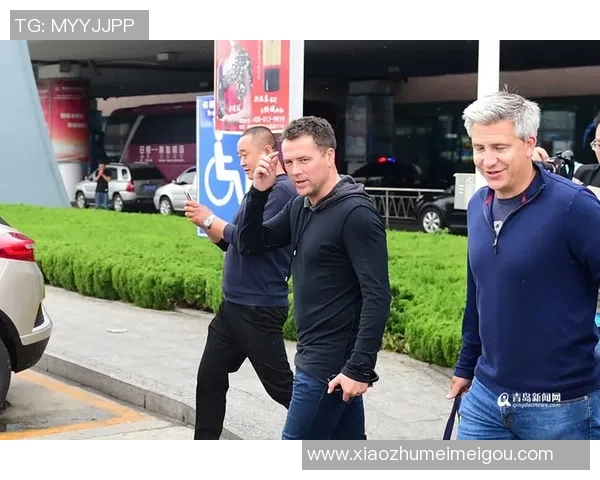 足球巨星风采依旧下飞机现场粉丝热情迎接星光闪耀